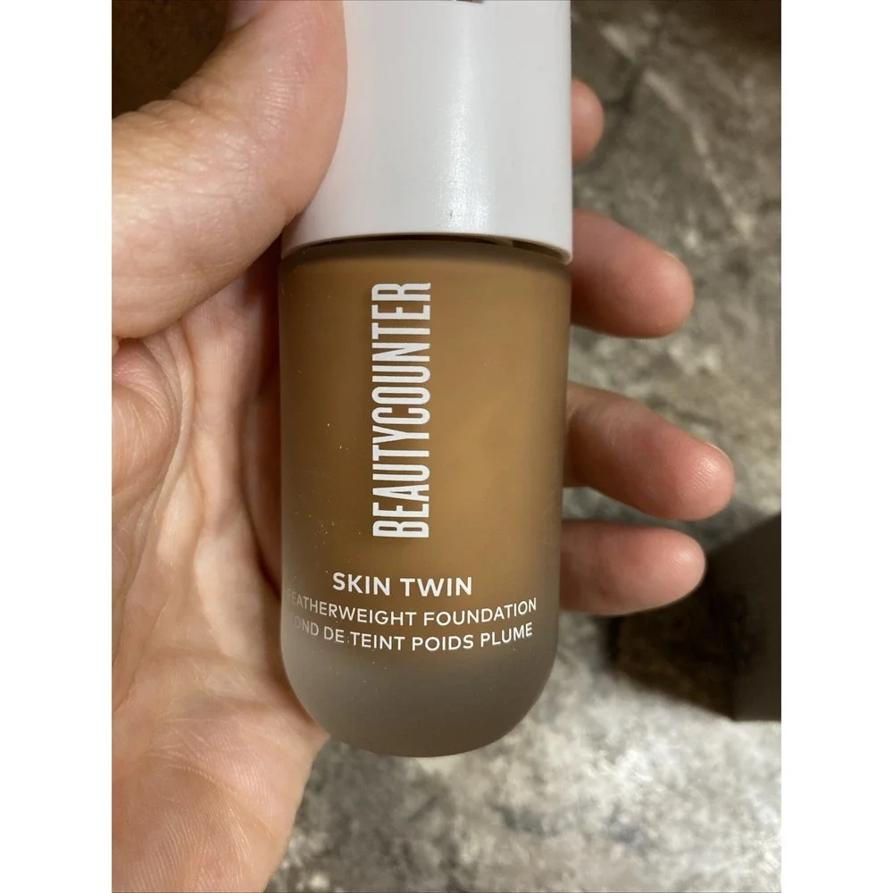 BNIB BEAUTYCOUNTER Skin Twin Featherweight Foundation 1 fl‎ oz Each Dark 550